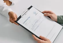 Lekarz przekazuje pacjentowi wyniki badania krwi na desce