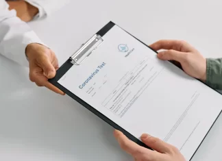 Dlaczego warto monitorować poziom T4 przy problemach z tarczycą? Lekarz przekazuje pacjentowi wyniki badania krwi na desce